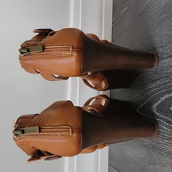 Heels - Picture 4 of 8